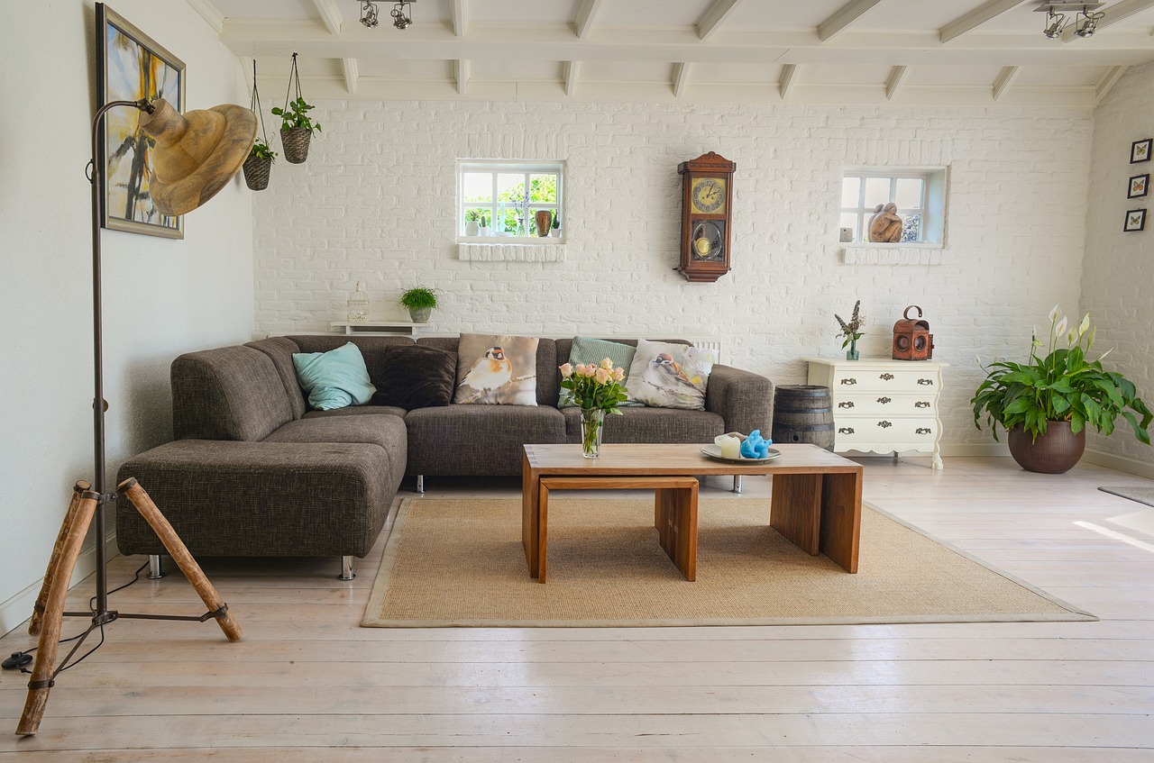 Speelhoek in kinderkamer met opbergmanden en boekenplank. Speelhoek in kinderkamer met opbergmanden en boekenplank.